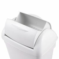 Ein weißer Spender für Papierhandtücher, hygienisch und praktisch. Der Deckel ist leicht zu öffnen.