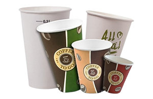 Eine Gruppe von vier verschiedenen Kaffeebechern für unterwegs, teilweise mit Aufdruck.