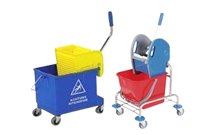 Ein blaues und ein rotes Reinigungswagen, eines mit Wischmop, eines mit Wringer